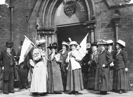 Photo d'un groupe de suffragettes devant le tribunal de la police