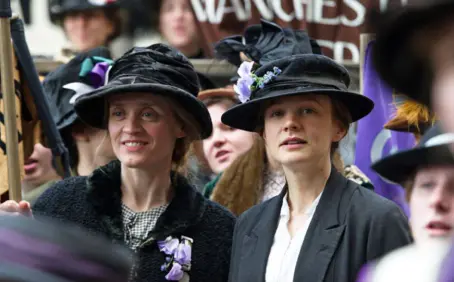 Les personnages de Maud et Violet durant une manifestation